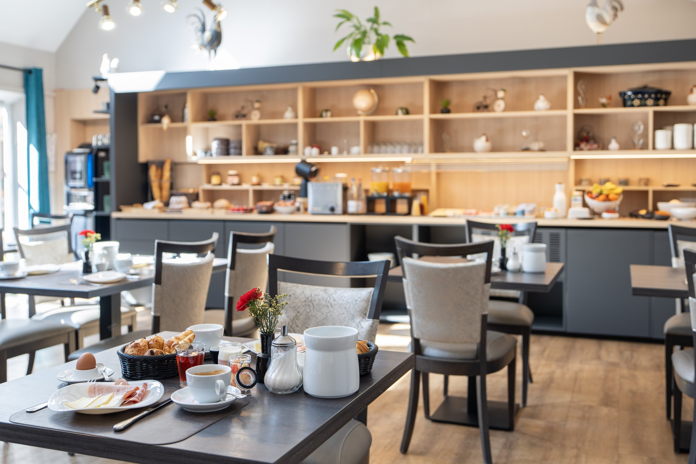 Breakfast room and buffet