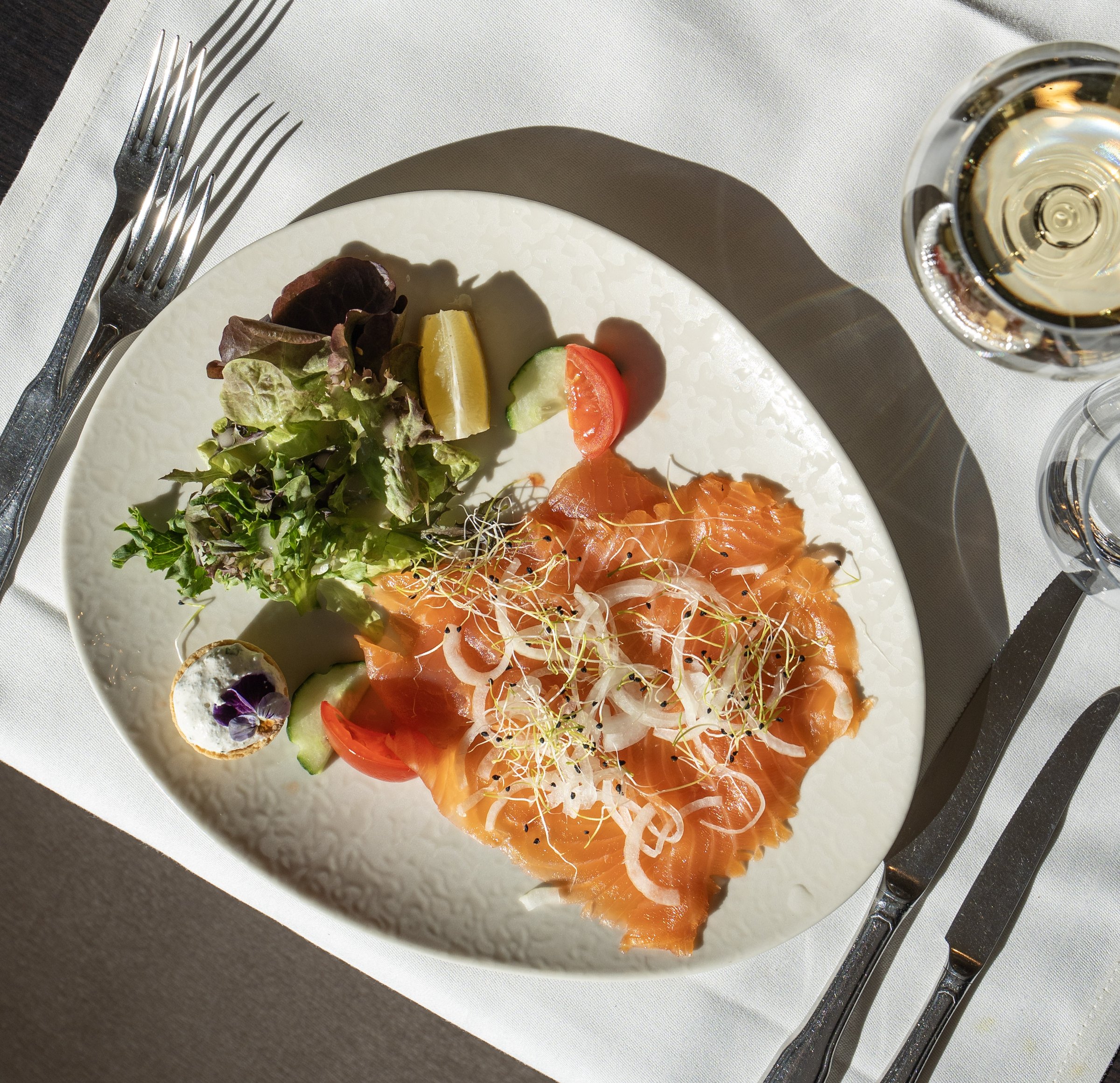 Salmon starter with salad and lemon