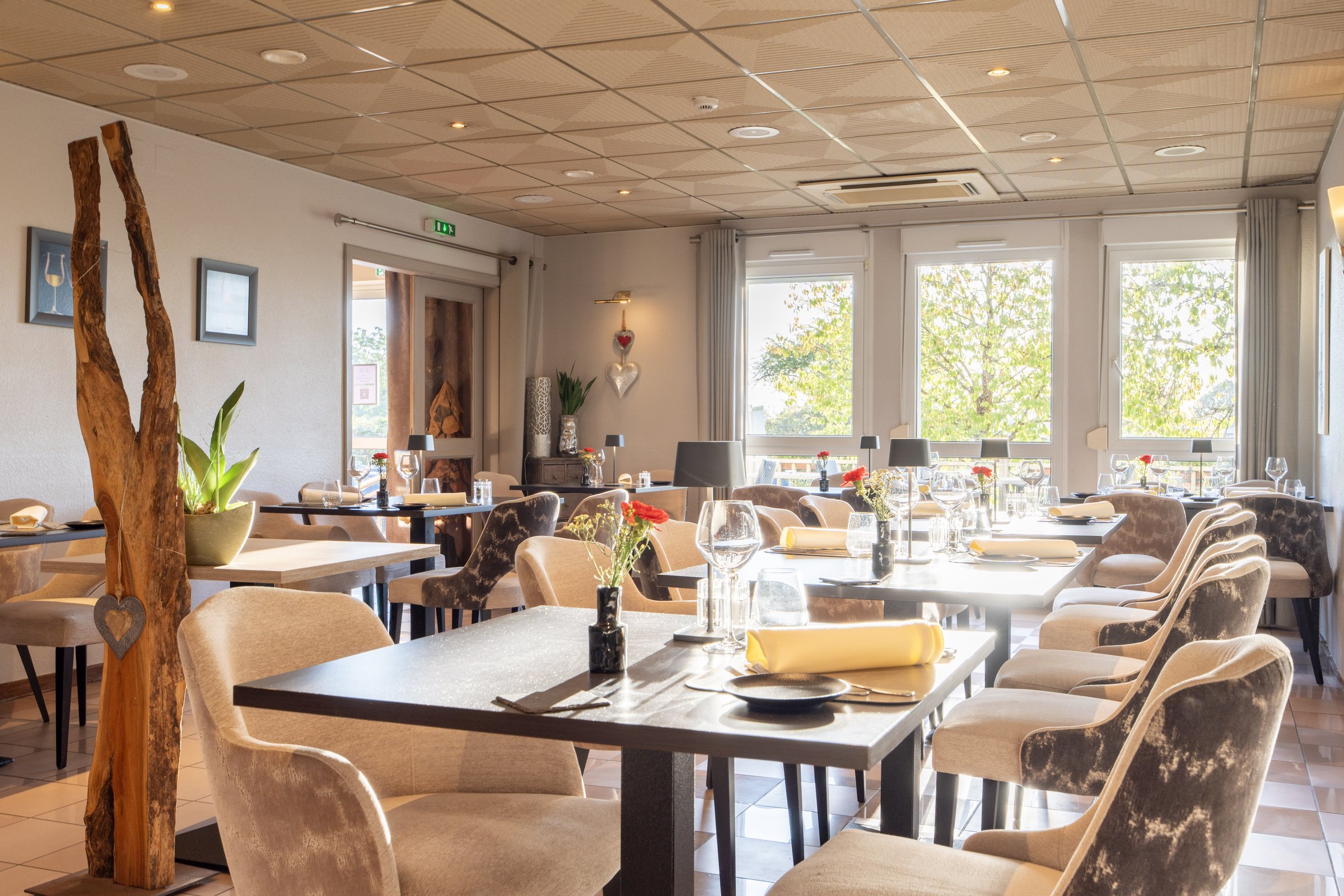 Restaurant dining room with natural wood decoration