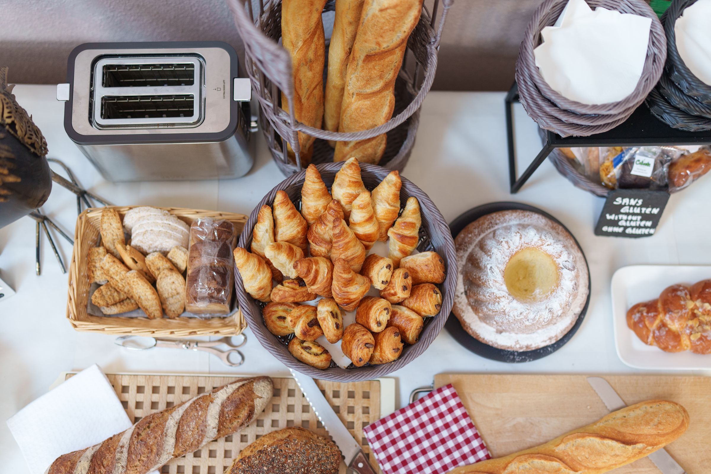 Aufgebautes Frühstücksbuffet im Ritter’Hoft