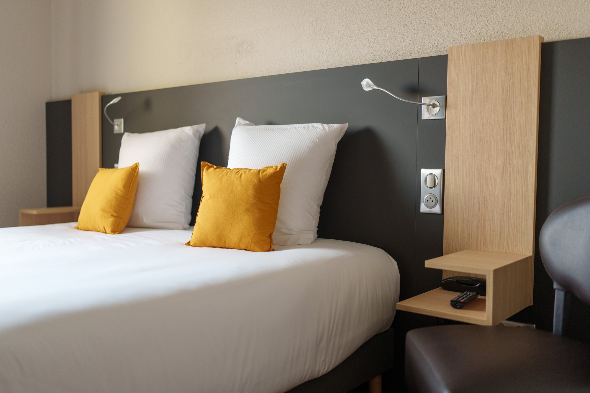 Modernes Zimmer mit Doppelbett im Ritter’Hoft