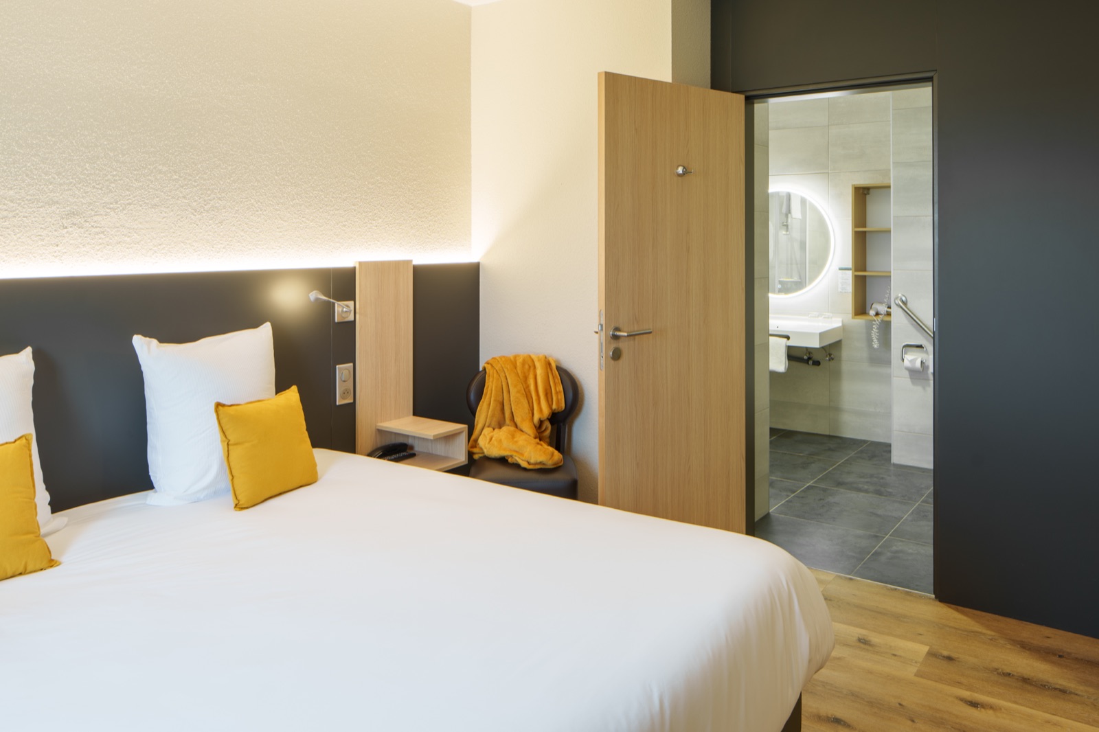 Chambre moderne et confortable avec salle de bain attenante au Ritter’Hoft