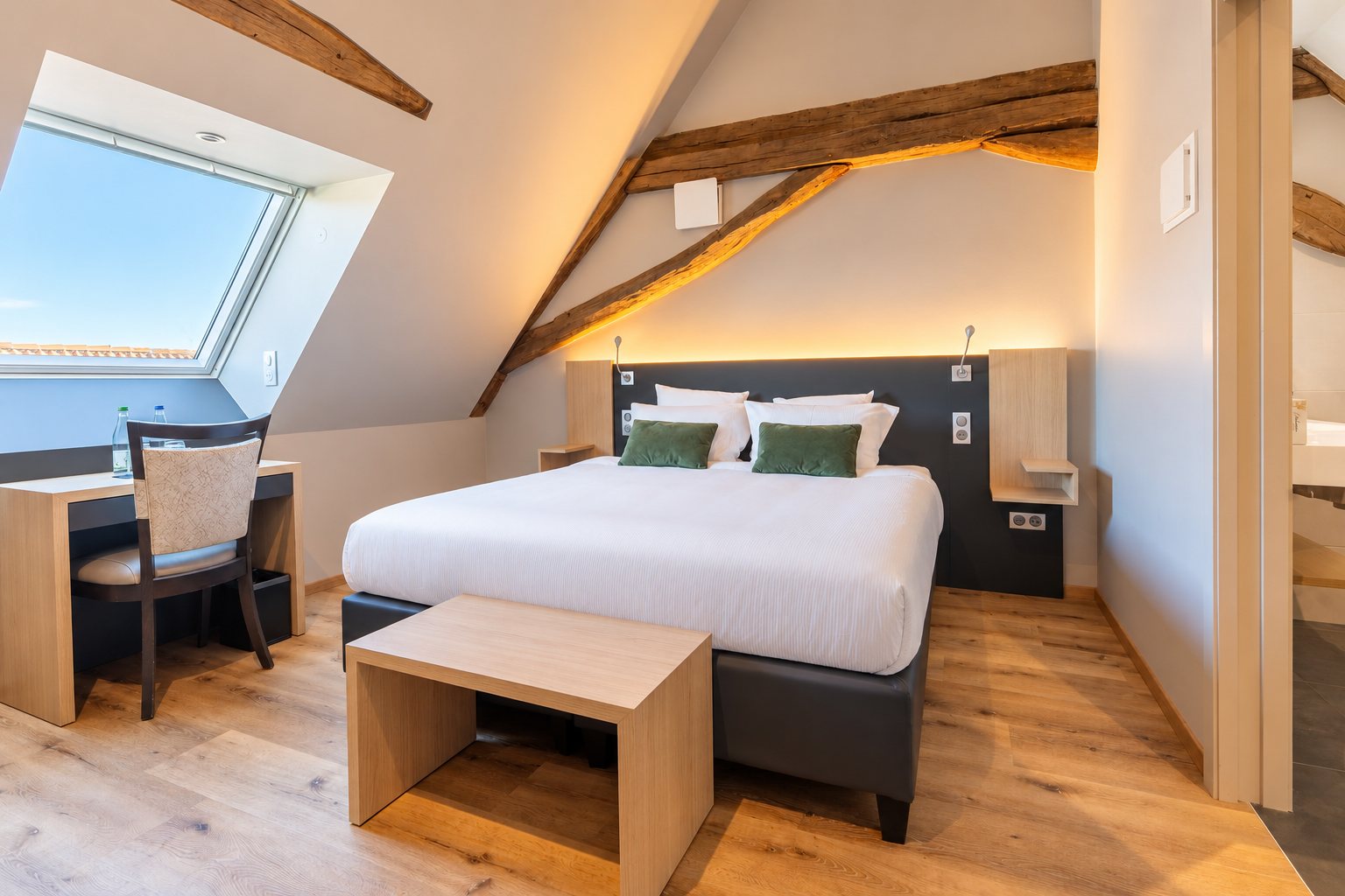Chambre double Signature sous les poutres apparentes, avec fenêtre de toit et bureau