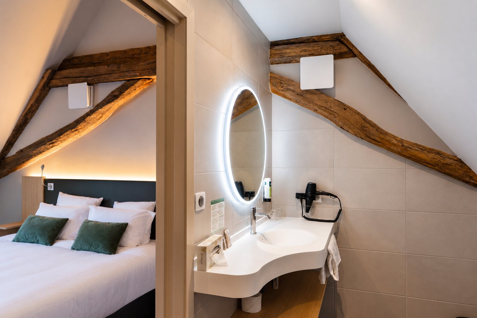 Washbasin and illuminated mirror in the Signature double room’s bathroom