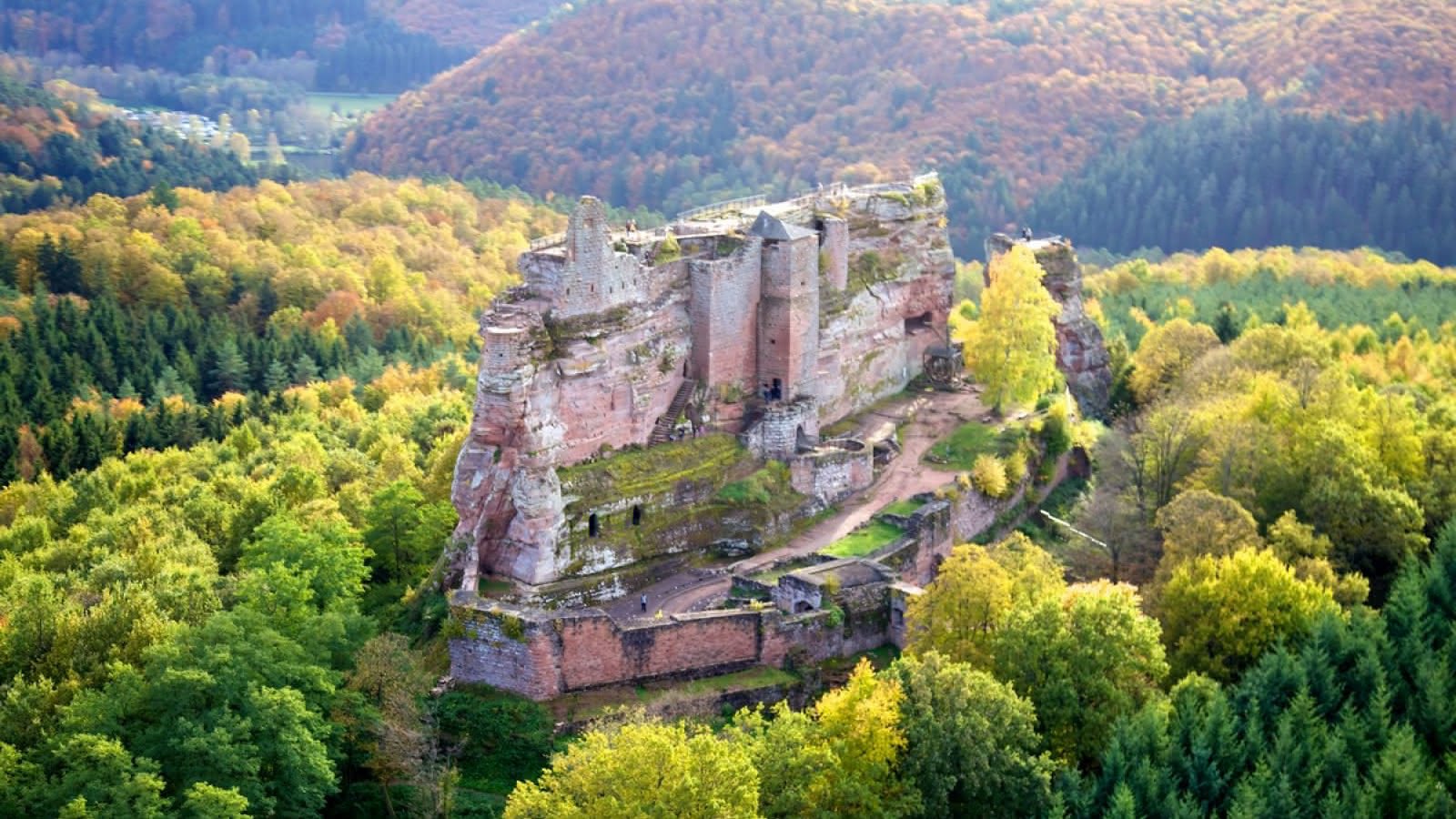 Het kasteel van Fleckenstein in de herfst