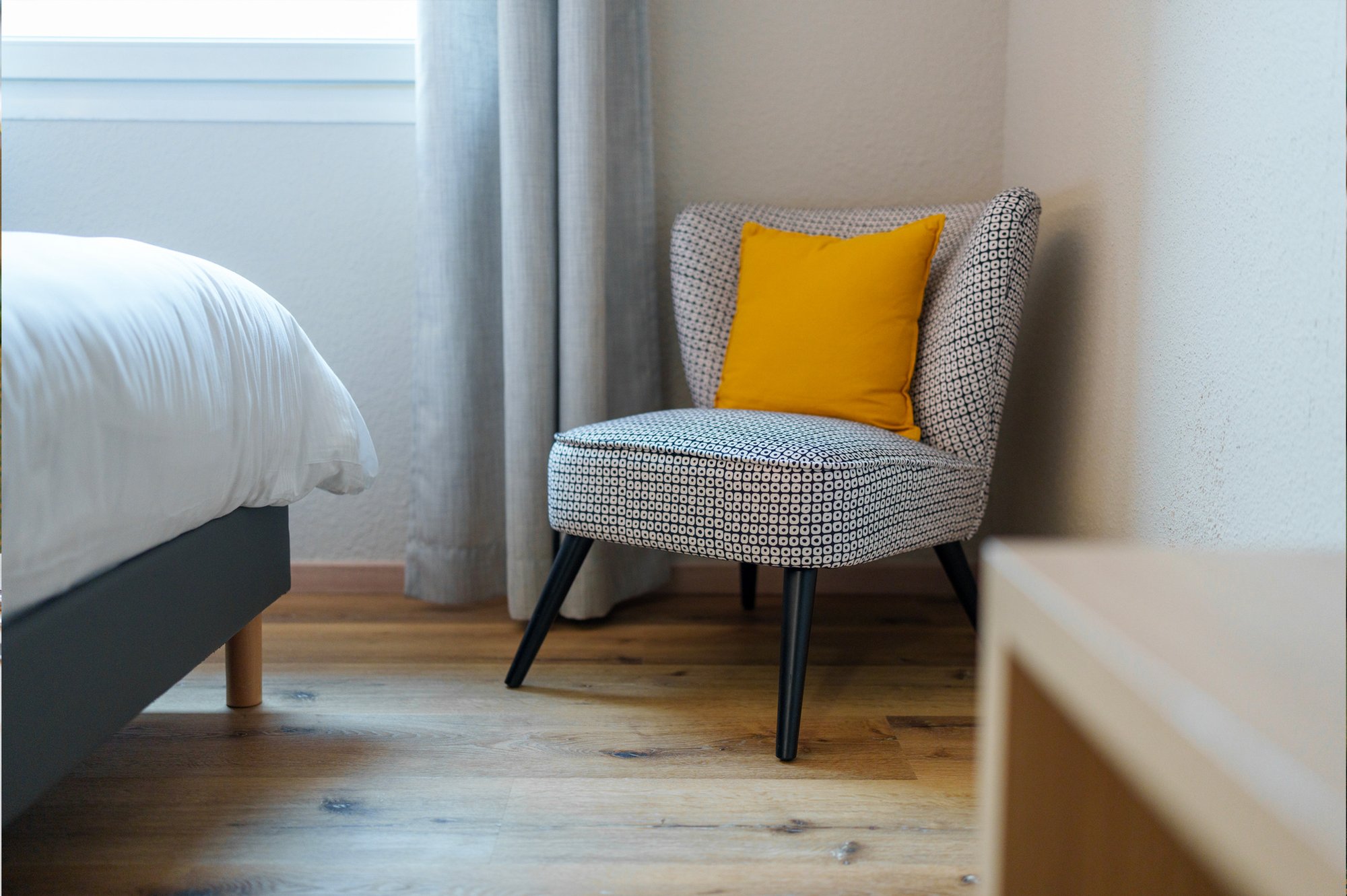 Sessel und Leseecke in einem modernen Zimmer