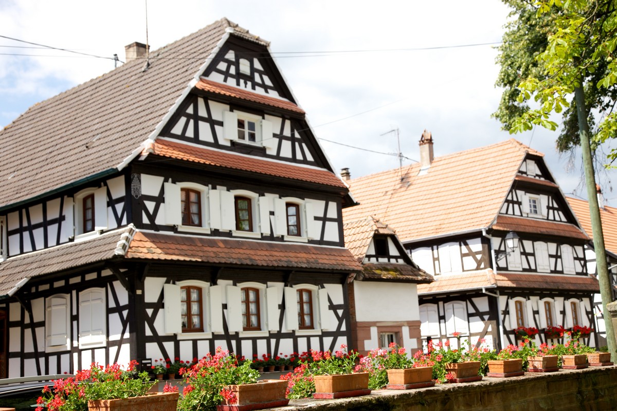 Weiße Fachwerkhäuser im Dorf Hunspach