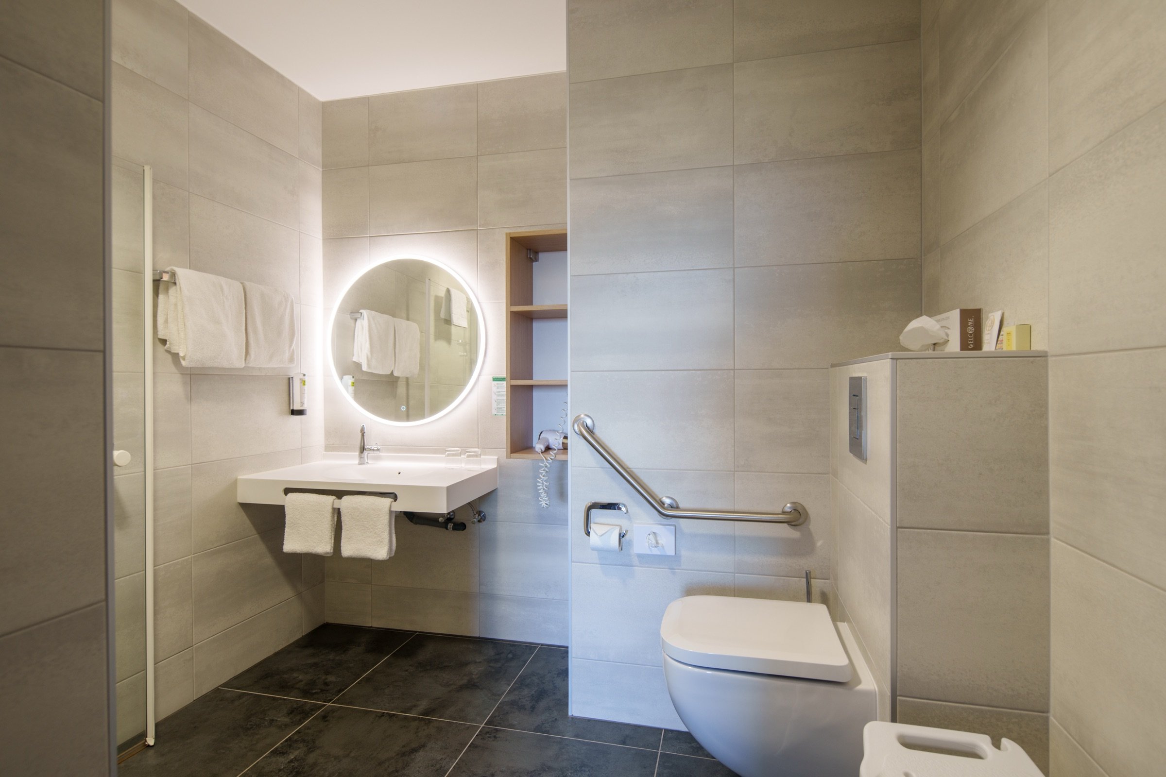 Badezimmer des Doppelzimmers Superior mit ebenerdiger, barrierefreier Dusche