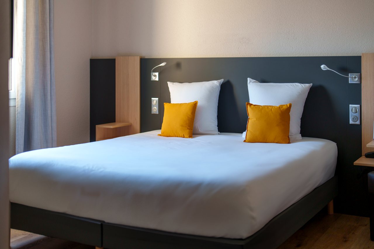 Helles Doppelzimmer, Blick zum Fenster
