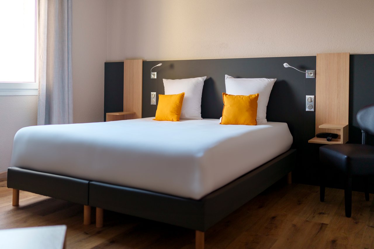 Modernes Doppelzimmer mit Schreibtisch