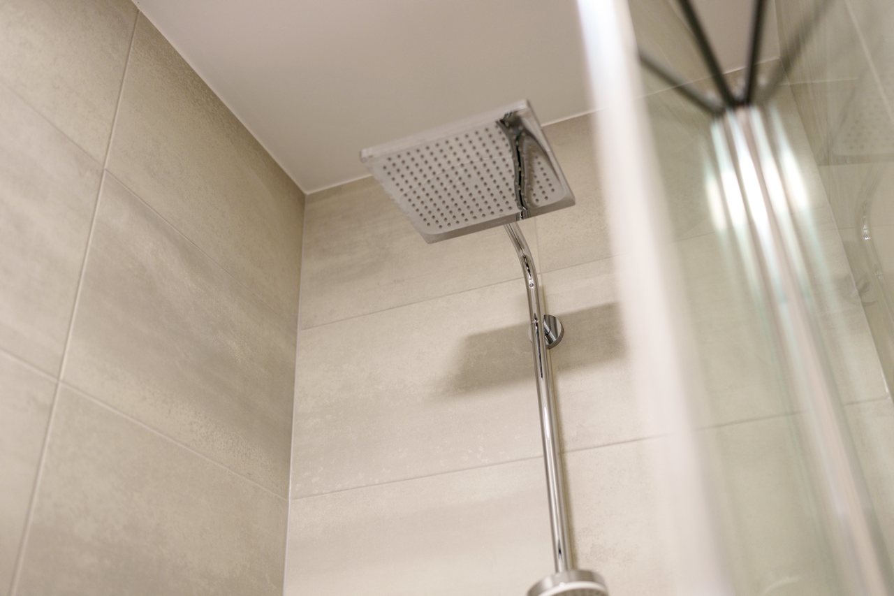 Ebenerdige Dusche mit Regenbrause